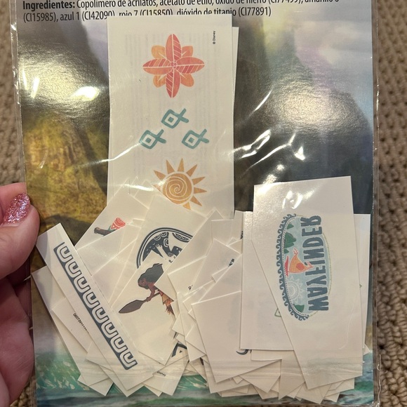 Disney 100+ pc Moana Party Supplies with Colorful Leis - Picture 8 of 12